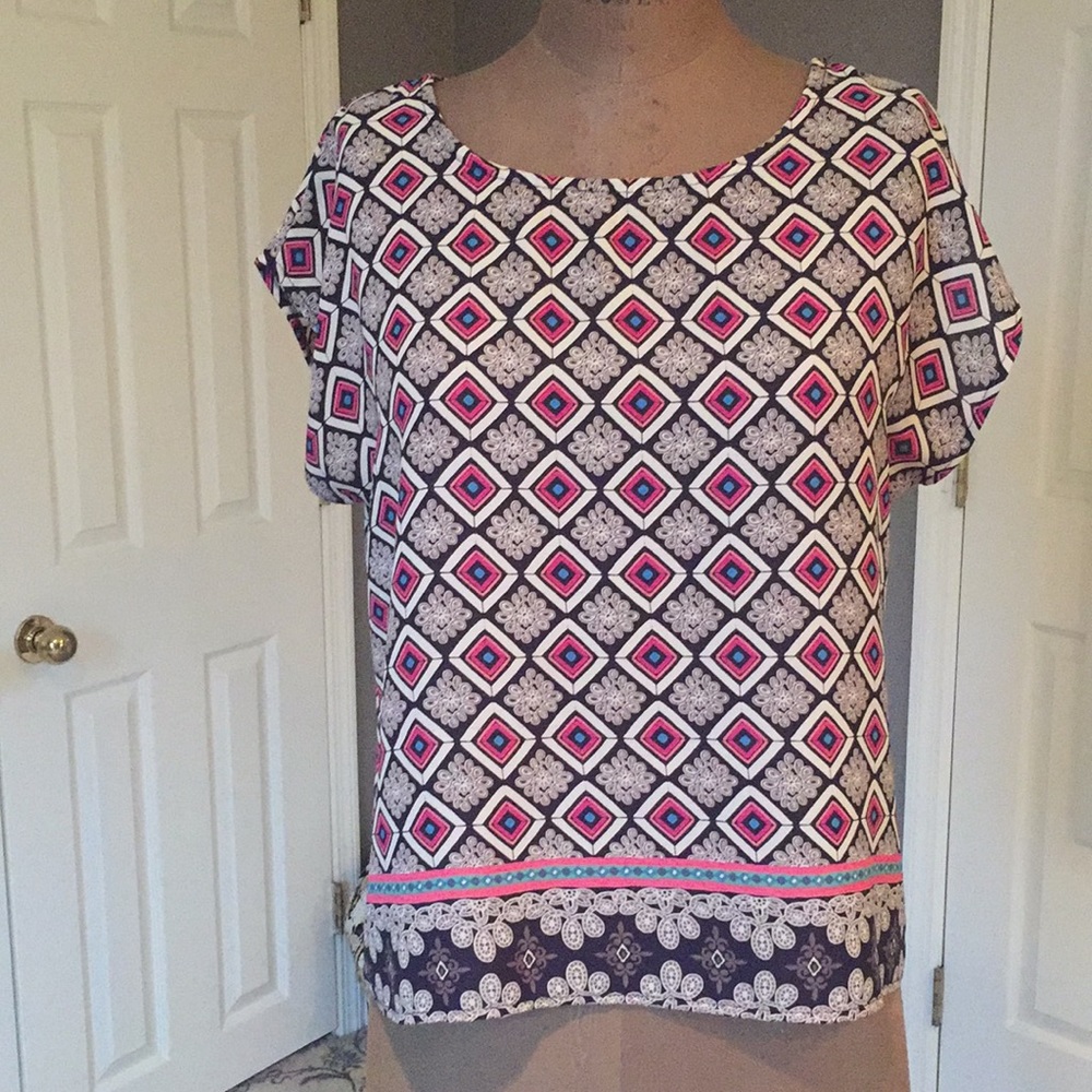 Colorful diamond patterned short sleeved blouse